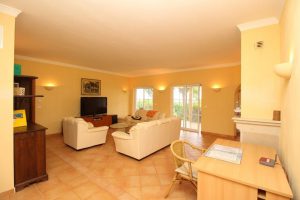 Vila Vinda Moncarapacho Monte. In diesem Ferienhaus für 8 Personen, mit Pool und traumhaften Meerblick gibt es eine sehr geräumige Küche mit großer Kochstelle, 4 Schlafzimmer, Kamin, einen wünderschönen uneinsehbaren Garten mit Meerblick.