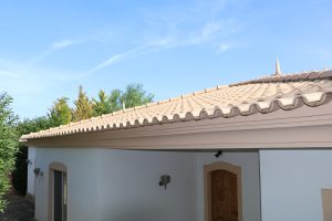 Vila Vinda Moncarapacho Monte. In diesem Ferienhaus für 8 Personen, mit Pool und traumhaften Meerblick gibt es eine sehr geräumige Küche mit großer Kochstelle, 4 Schlafzimmer, Kamin, einen wünderschönen uneinsehbaren Garten mit Meerblick.